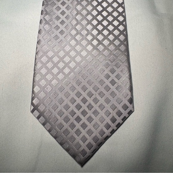 Kenneth Cole, Croft & Barrow, Geoffrey Beene Pink and Gray Tie Trio - Picture 3 of 11